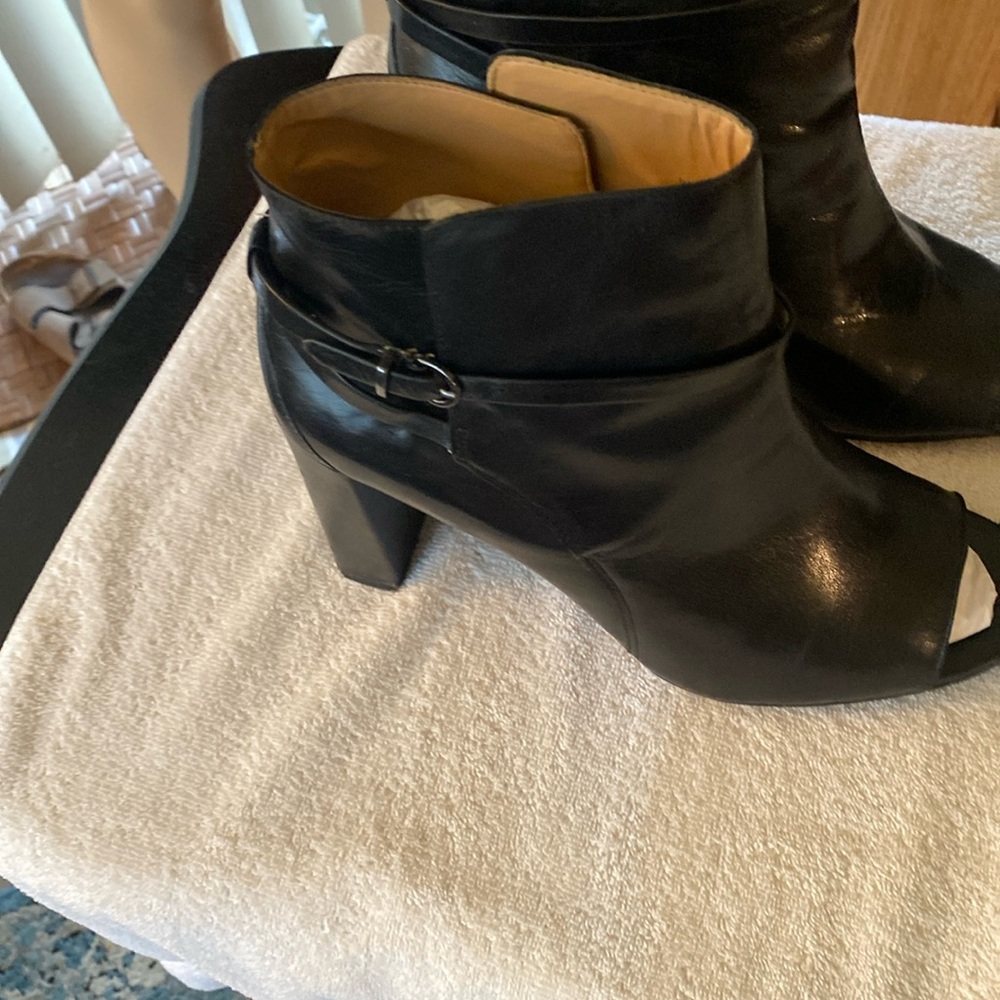 Woman’s open toe booty 4 1/2 inch heel black leather, beautiful only